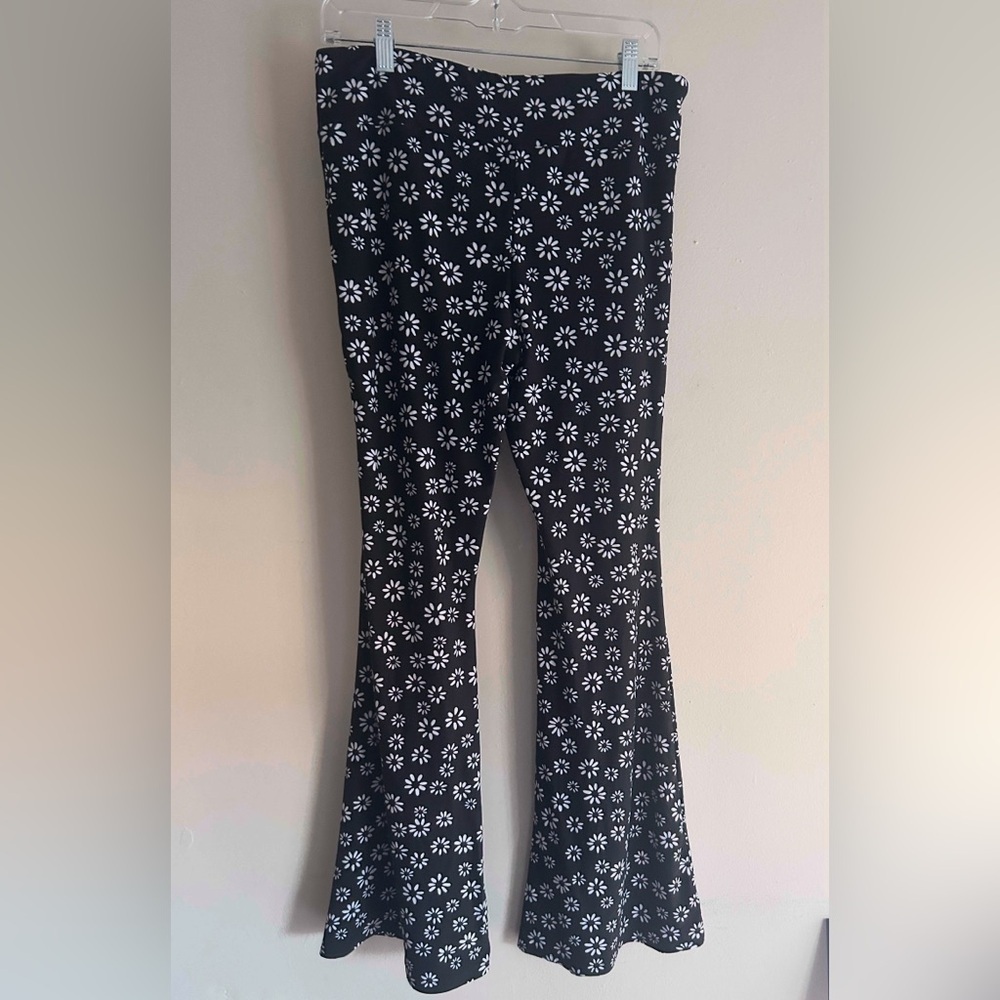 Women’s Flared Leggings Black and white flower print  XL - Picture 2 of 7
